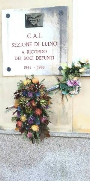 Una Corona alla lapide del CAI Luino in ricordo dei Soci defunti